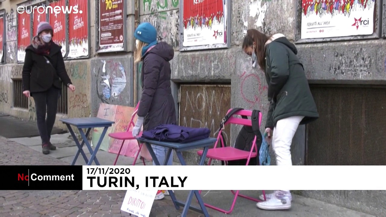 A Turin, des collégiennes manifestent pour retourner en classe
