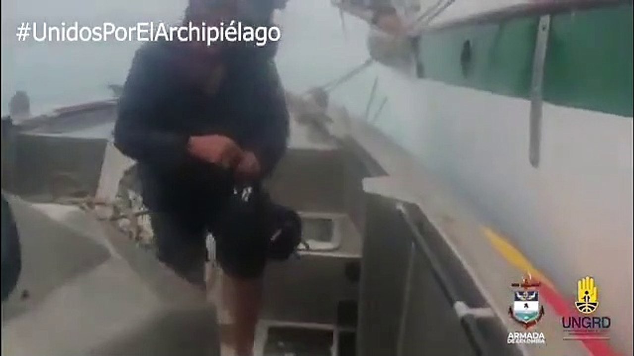 Impresionante rescate de un hombre durante el paso del huracán Iota por San Andrés
