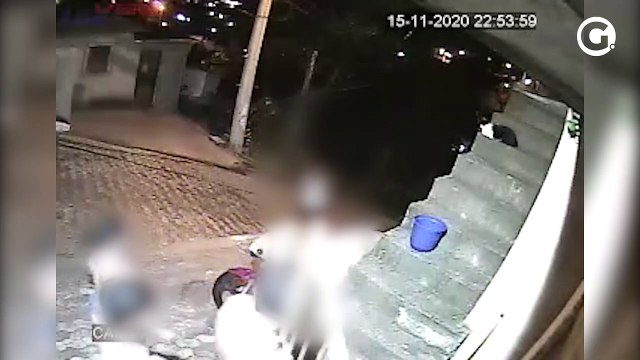 Homem persegue companheira com a faca na mão no meio da rua em Cariacica