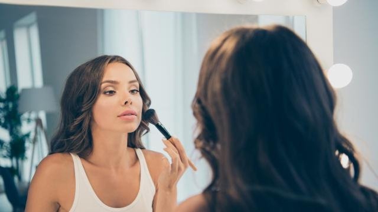 بالفيديو، طريقة عمل مكياج ناعم باستخدام 3 مستحضرات فقط