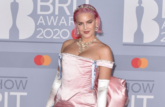 Anne-Marie quiere enseñar kárate a la hija de Ed Sheeran