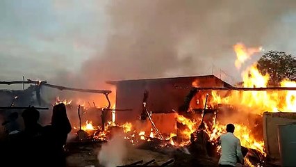 अज्ञात कारणों के चलते लगी भीषण आग, पांच लोगों के घर जले