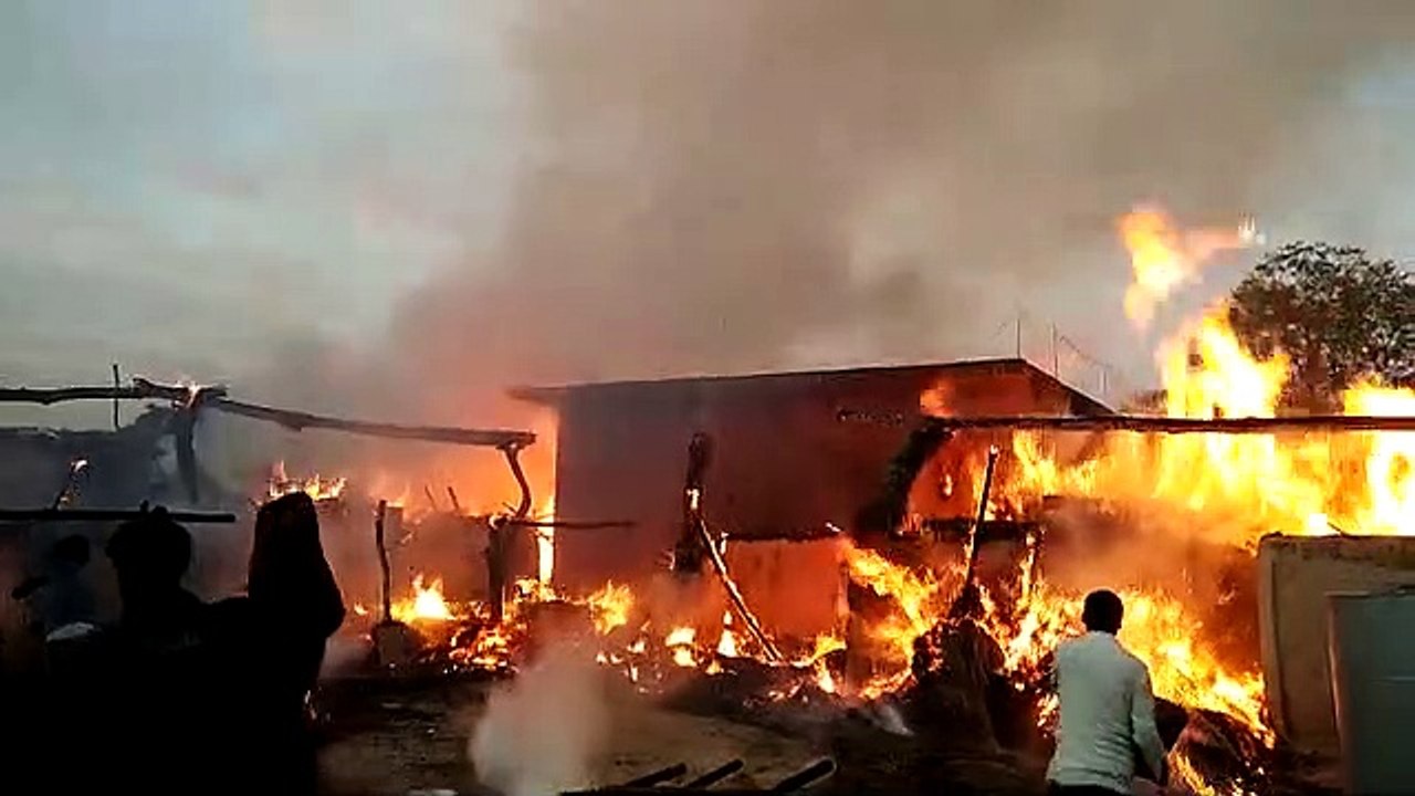 अज्ञात कारणों के चलते लगी भीषण आग, पांच लोगों के घर जले