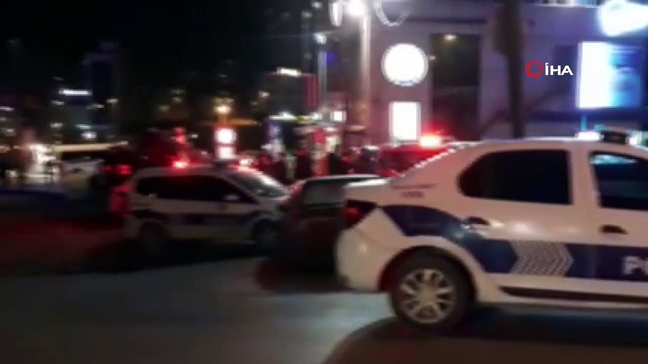 Ümraniye’de şüpheli bir şahıs polisi alarma geçirdi. Şahsın canlı bomba olma ihtimali üzerinde durulurken olay yerine bomba imha uzmanı ile çok sayıda polis ekibi sevk edildi.