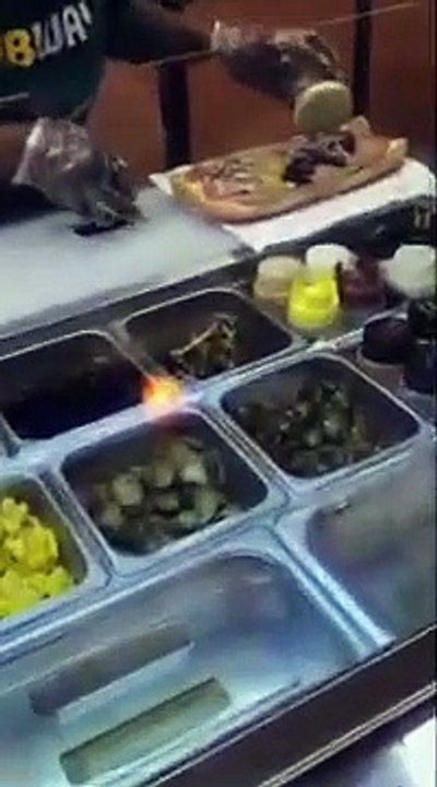 Une employée de Subway s'endort au travail