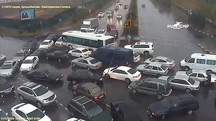 Polícia que regressava a casa do trabalho ao ver-se preso no trânsito parou para pôr as coisas em ordem