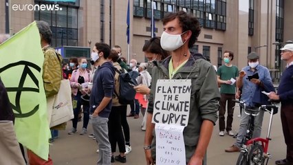 El eurodiputado francés Pierre Larrouturou pone fin a su huelga de hambre