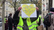 - Fransa'da Sarı Yelekliler gösterilerinin 2. yıldönümü için sokaklarda