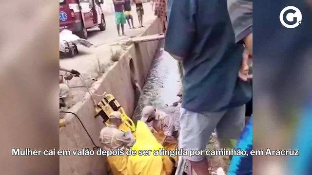 Mulher cai em valão depois de ser atingida por caminhão, em Aracruz