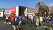 Agricultores granadinos arrojan miles de kilos de pepinos a la carretera en protesta por los bajos precios