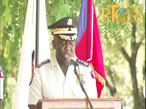 Léon Charles DG, PNH a pase an revi diferan inite nan PNH la, epi adresel a tout polisye yo.