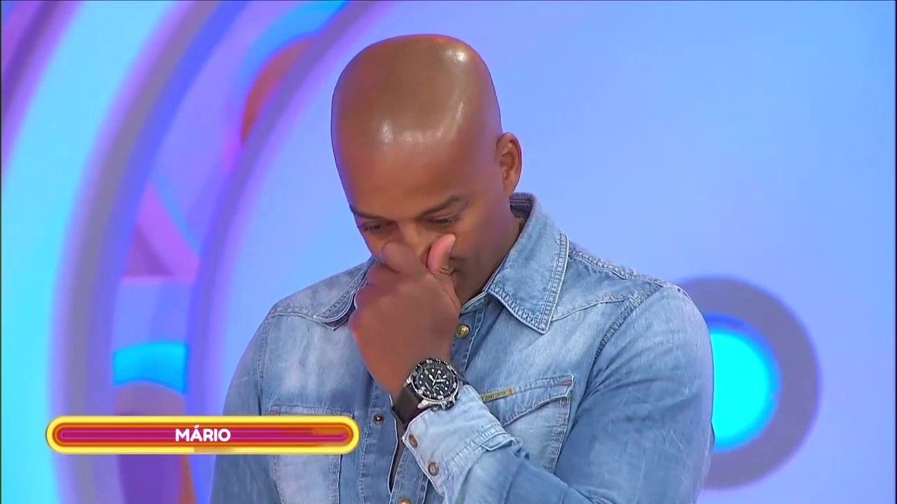 Assistente do 'Preço Certo' emociona-se a falar...