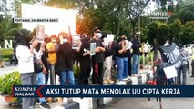 Mahasiswa Lakukan Aksi Tutup Mata Tolak Omnibus Law UU Cipta Kerja