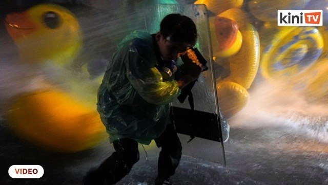 Polis Thailand guna meriam air halang rusuhan di luar parlimen