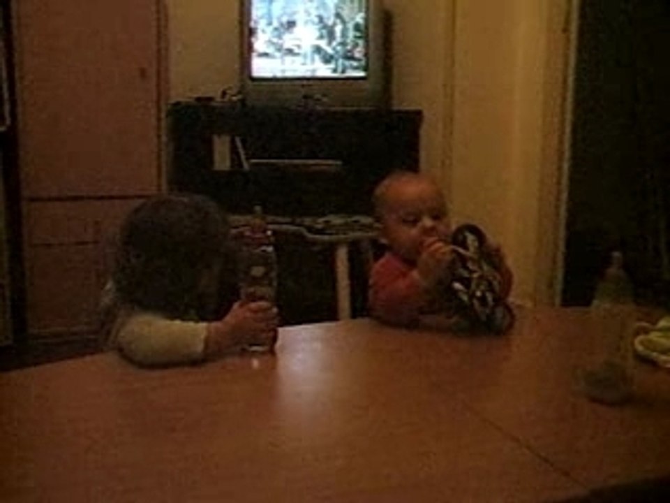 morgan et maxim  à table