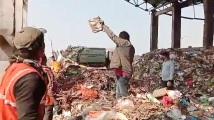 Sweeper finds and returns jewelry bag out of 18 ton garbage