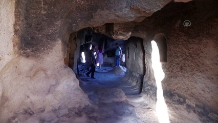 AFYONKARAHİSAR - Frigya'da tarihi eserlerin üzerine yazılan yazılar siliniyor