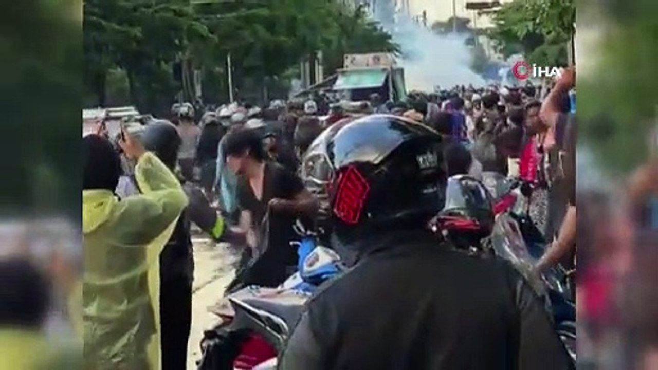 Tayland polisinden monarşi karşıtı protestolara müdahale
