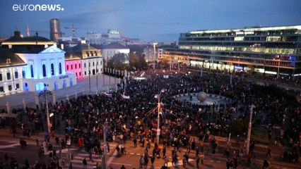 Tízezrek tüntettek a kormány és a járványügyi korlátozások ellen Szlovákiában