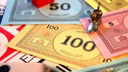 Il crédite son compte en banque de 900€... avec des billets de Monopoly