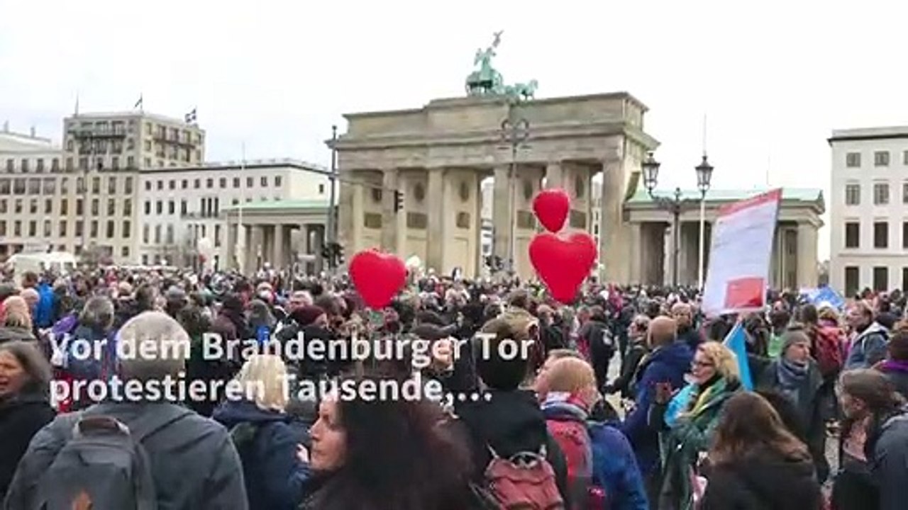 Tausende protestieren gegen Corona-Anordnungen in Berlin