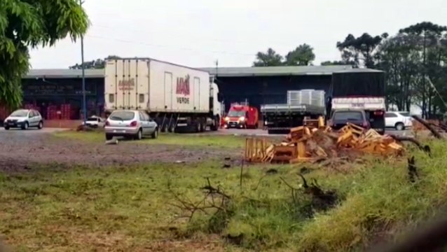Vítima de acidente com máquina é socorrida pelo Corpo de Bombeiros na Ceasa de Cascavel