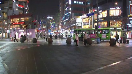 내일 0시부터 수도권 1.5단계...이 시각 서울 번화가 모습 / YTN