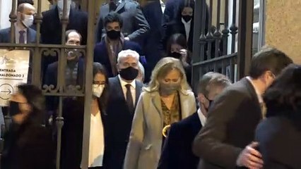 Victoria Federica, con mascarilla, acudió al funeral de Carlos Catalán acompañada por Tomás Páramo y María de Jaime