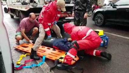 Video herunterladen: Motociclista colide contra caminhão guincho na Rua Minas Gerais, no Centro