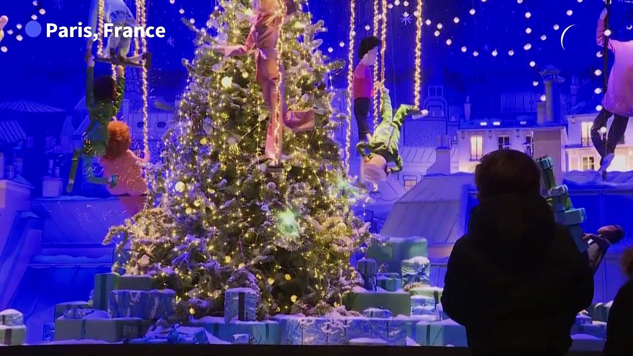 Confinement: à Paris, les vitrines de Noël s'illuminent sans clients