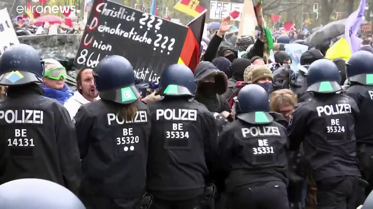 À Berlin, la police disperse au canon à eau une manifestation d'"anti-masques"
