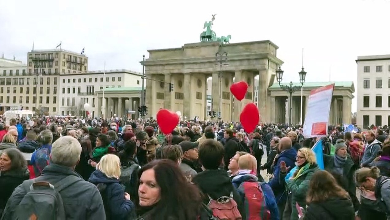 Polizei löst Anti-Corona-Demo mit Wasserwerfern auf