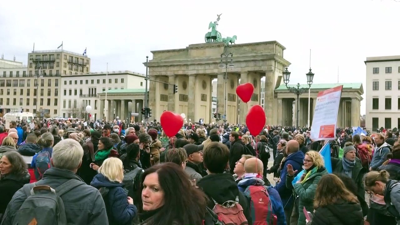 Polizei löst Anti-Corona-Demo mit Wasserwerfern auf