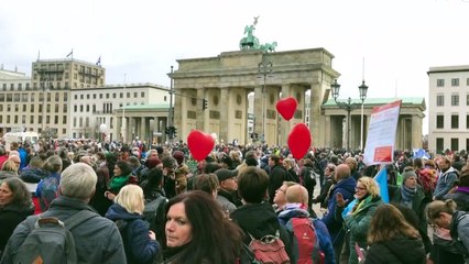 Polizei löst Anti-Corona-Demo mit Wasserwerfern auf