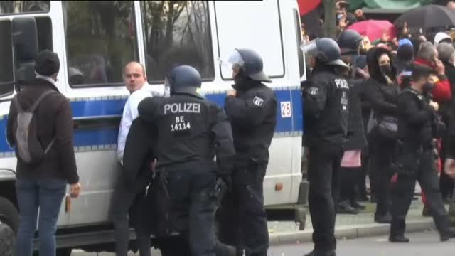Cañones de agua y detenidos durante una protesta en Berlín