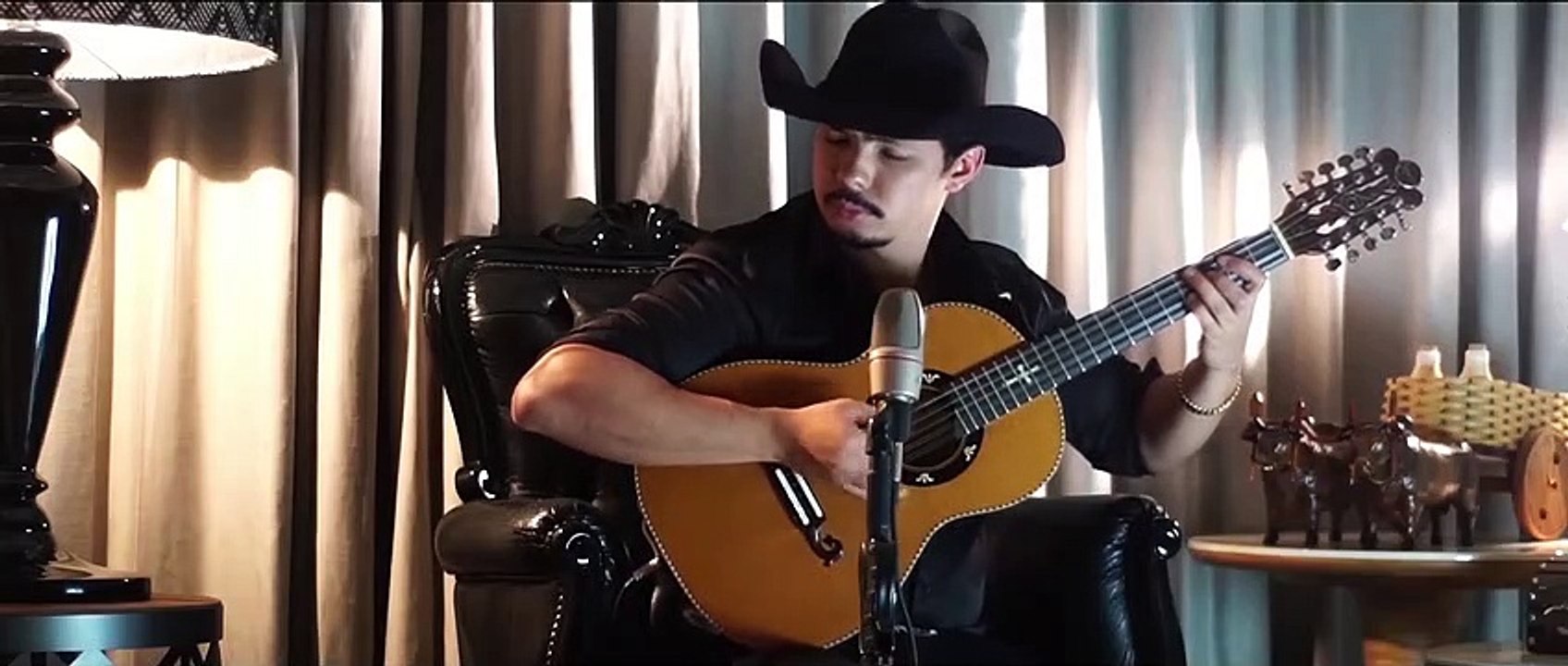 Michael Jackson - O Rei do Pop na Viola Caipira (Lyan) Fingerstyle -  Black Or White