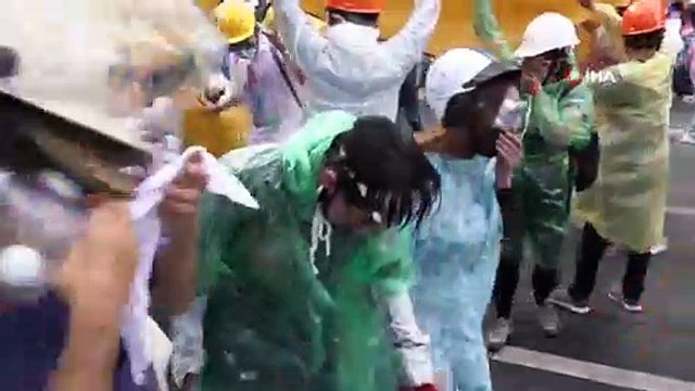 - Tayland’da monarşi karşıtı protestocular polisle çatıştı: 55 yaralı