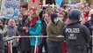 شاهد: الشرطة الألمانية تستخدم خراطيم المياه لفض تظاهرة رافضة لتدابير الاغلاق في برلين
