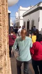 Kiko Rivera y sus hermanos aplaudidos por el pueblo