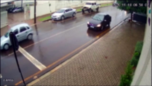 Mulher tenta localizar motorista envolvido em acidente na Rua Cuiabá