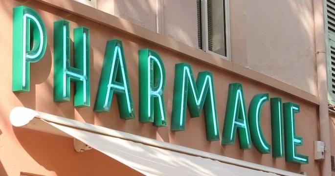 Un pharmacien distribue des produits pour bébés aux mamans dans le besoin