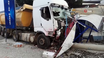 İzmir'de korkutan kaza: Kamyonun 11 aracı biçtiği anlar kamerada