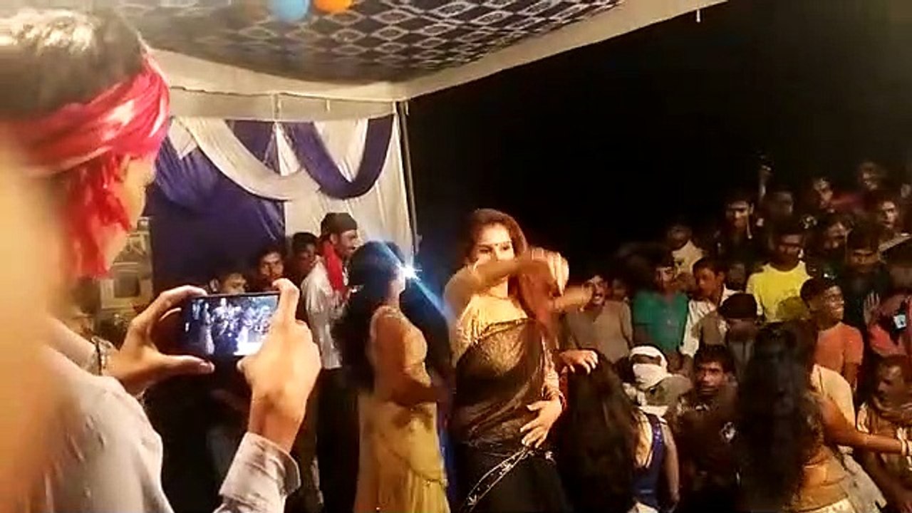कोविड-19 के नियमों को ताक पर रख बार बालाओं के साथ डांस, वीडियो वायरल