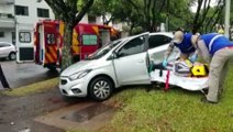 Após colisão entre carros, um dos veículos vai parar na calçada e condutora fica ferida