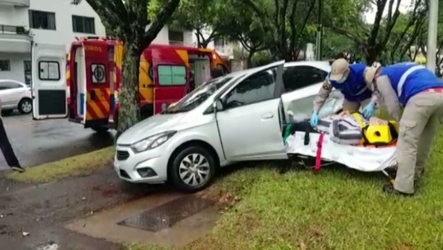 Após colisão entre carros, um dos veículos vai parar na calçada e condutora fica ferida