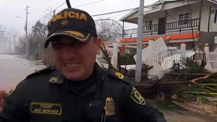 Police Officer Nearly Washed Away as Iota Hits San Andrés