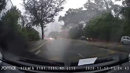 La foudre tombe sur un poteau en pleine route