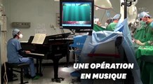 Un pianiste accompagne les chirugiens au bloc opératoire en Italie
