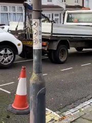 Motorista de reboque danifica várias viaturas após fazer um serviço bêbado