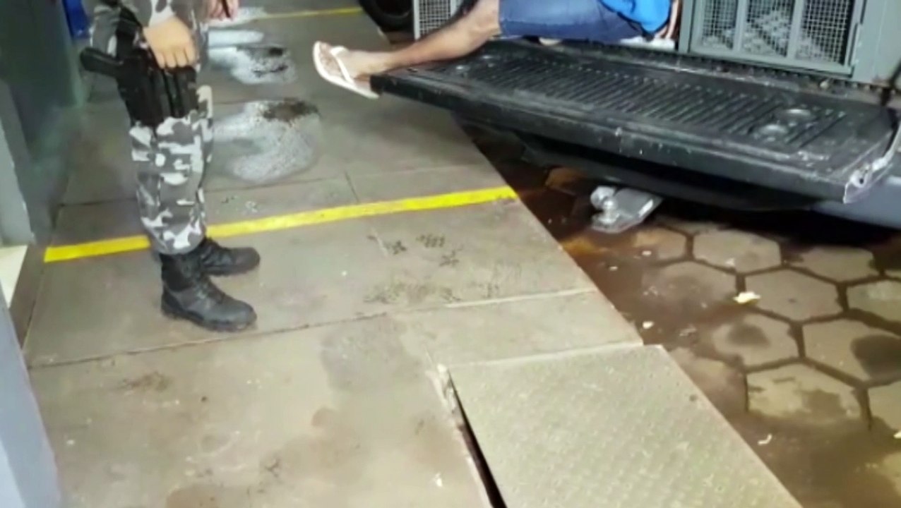 Usando tornozeleira eletrônica ao deixar cadeia, homem é preso acusado de tráfico de drogas